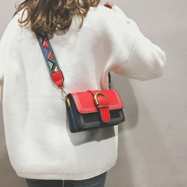 Piele artificială de damă modernă într-o geantă în trei culori cu închizătoare de metal și mâner lung