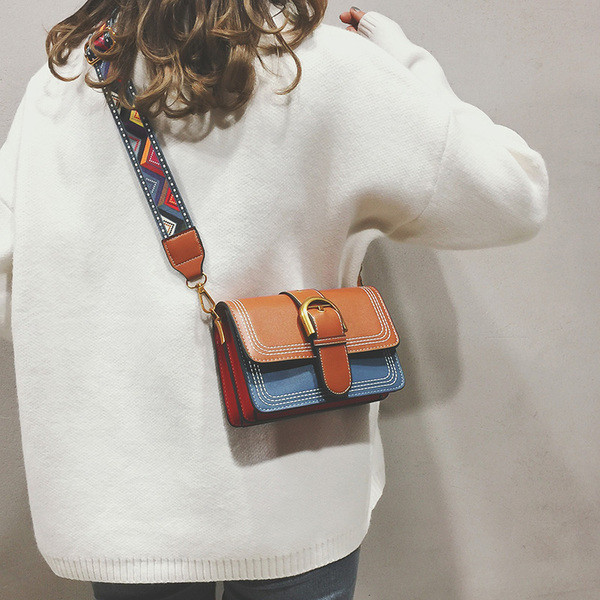 Piele artificială de damă modernă într-o geantă în trei culori cu închizătoare de metal și mâner lung