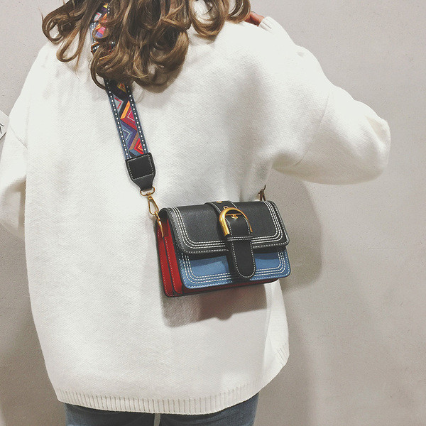 Piele artificială de damă modernă într-o geantă în trei culori cu închizătoare de metal și mâner lung