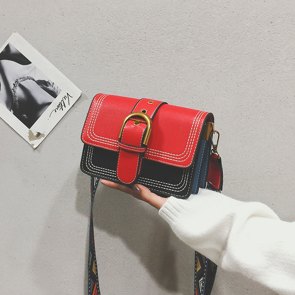 Piele artificială de damă modernă într-o geantă în trei culori cu închizătoare de metal și mâner lung