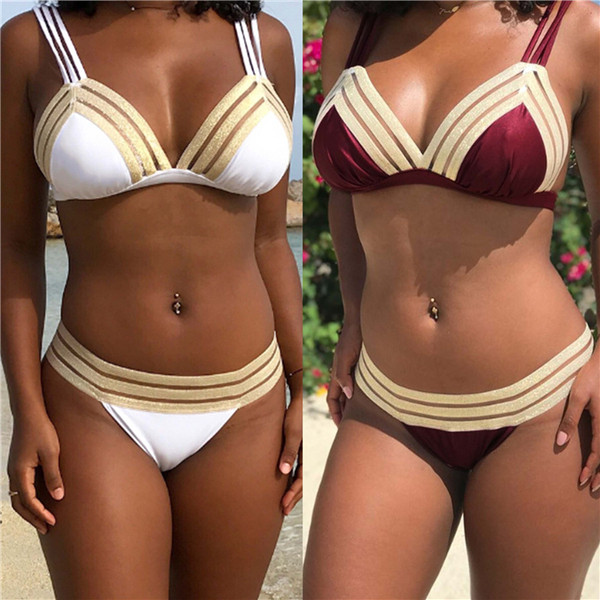 Modern kétrészes fürdőruha fehér és piros színben, háromszög alakú felsővel