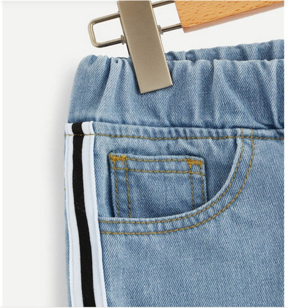 Modern női rövid farmer szegéllyel és fűzővel