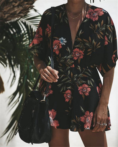 Női nyári jumpsuit V-nyakkal és virágmotívumokkal, fekete színben