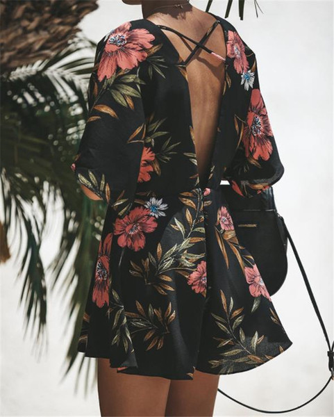 Női nyári jumpsuit V-nyakkal és virágmotívumokkal, fekete színben