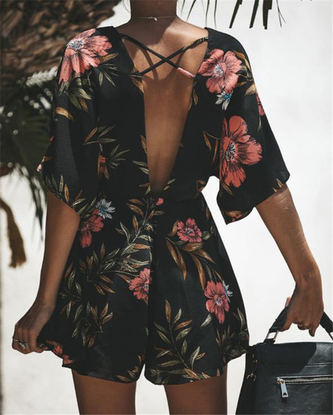 Női nyári jumpsuit V-nyakkal és virágmotívumokkal, fekete színben