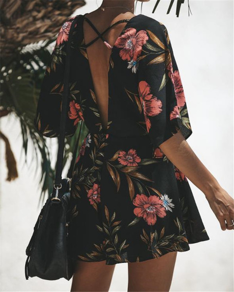 Női nyári jumpsuit V-nyakkal és virágmotívumokkal, fekete színben