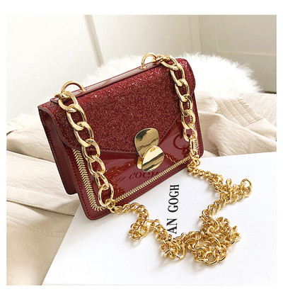 Κομψή γυναικεία τσάντα με λαμπερά στοιχεία σε τρία χρώματα και μεγάλη μεταλλική αλυσίδα