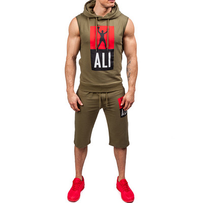 Echipa sportivă masculină modernă în două părți - maiou și pantaloni scurți