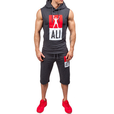 Echipa sportivă masculină modernă în două părți - maiou și pantaloni scurți