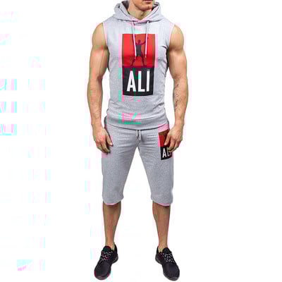 Echipa sportivă masculină modernă în două părți - maiou și pantaloni scurți