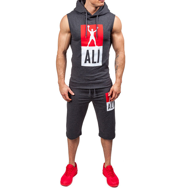 Echipa sportivă masculină modernă în două părți - maiou și pantaloni scurți