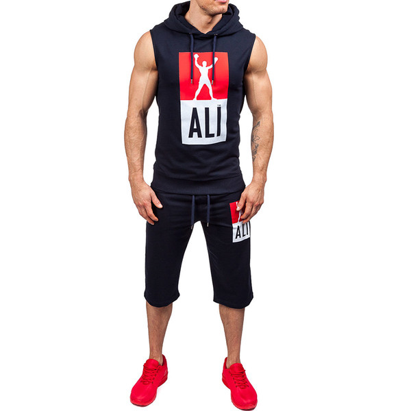 Echipa sportivă masculină modernă în două părți - maiou și pantaloni scurți