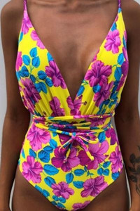 Costum de baie actual cu cravate si motive florale in trei culori