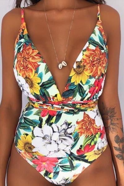 Costum de baie actual cu cravate si motive florale in trei culori