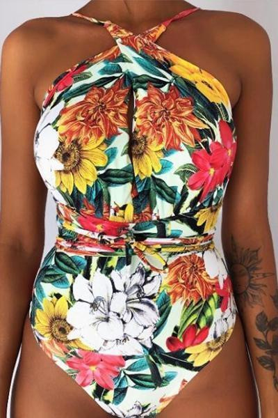 Costum de baie actual cu cravate si motive florale in trei culori