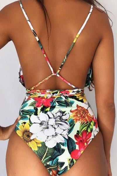 Costum de baie actual cu cravate si motive florale in trei culori