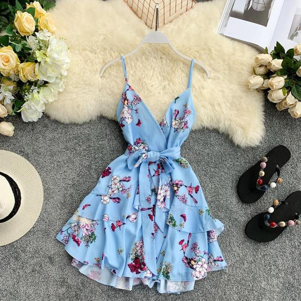 Rochie elegantă de damă, cu decolteu adânc și bretele subțiri