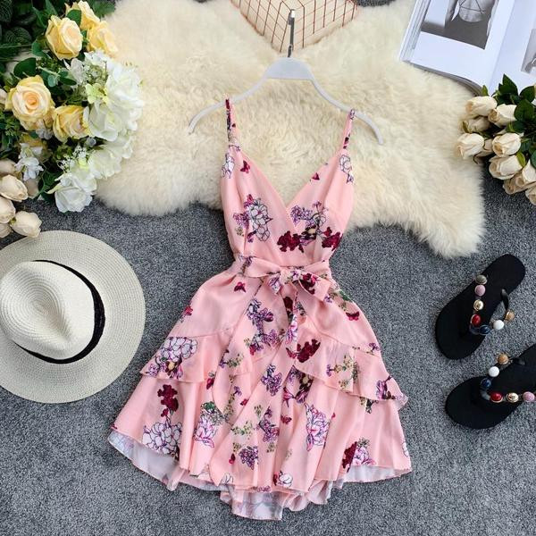 Rochie elegantă de damă, cu decolteu adânc și bretele subțiri