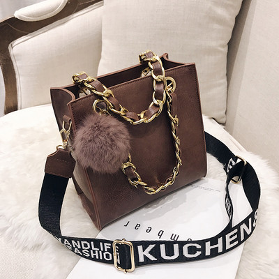 Κομψή γυναικεία έκο δερμάτινη τσάντα σε τρία χρώματα με μεταλλική αλυσίδα και αξεσουάρ