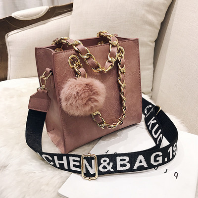 Κομψή γυναικεία έκο δερμάτινη τσάντα σε τρία χρώματα με μεταλλική αλυσίδα και αξεσουάρ