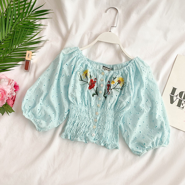 Modern női blúz 3/4-es ujjal és több színben hímzéssel