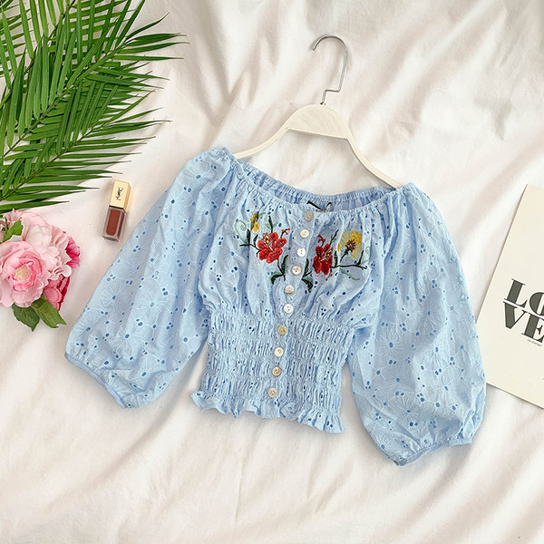 Modern női blúz 3/4-es ujjal és több színben hímzéssel