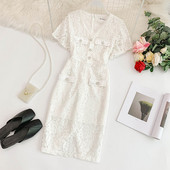 Modern női ruha gombokkal és V-nyakú fekete-fehér színben