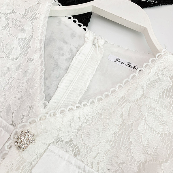 Modern női ruha gombokkal és V-nyakú fekete-fehér színben