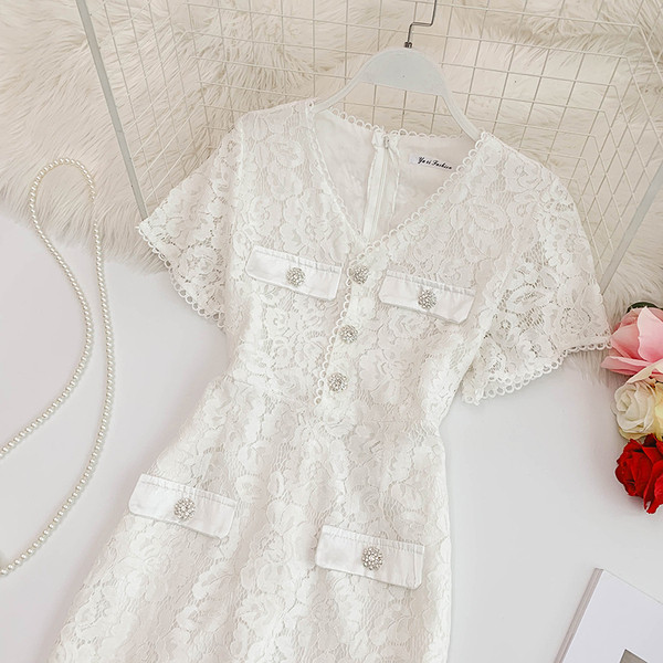 Modern női ruha gombokkal és V-nyakú fekete-fehér színben