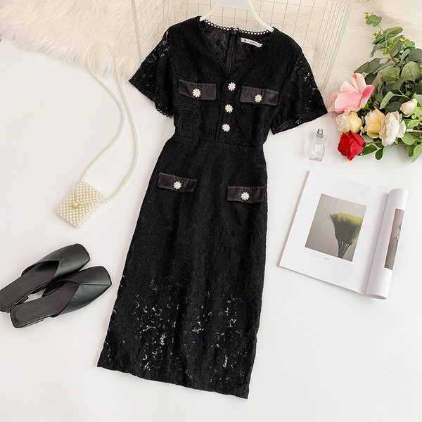 Modern női ruha gombokkal és V-nyakú fekete-fehér színben