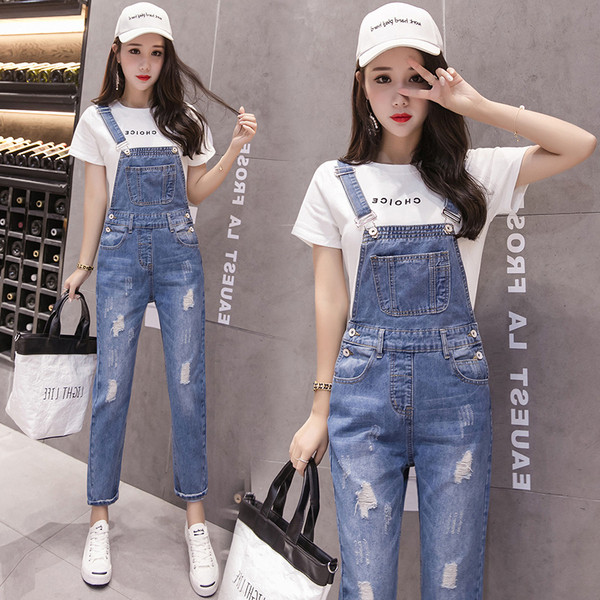 Modern női farmer overál szakadt motívumokkal