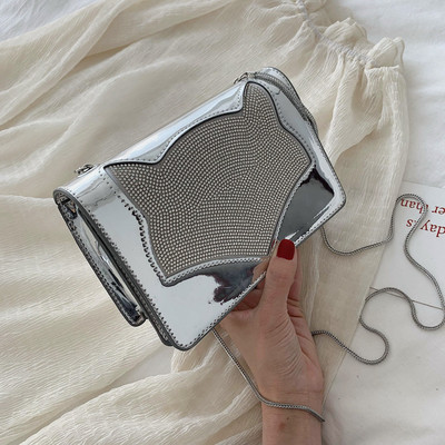 Μοντέρνα γυναικεία τσάντα σε δύο χρώματα με διακοσμητικές πέτρες και μια μεγάλη μεταλλική λαβή δύο μεγέθη