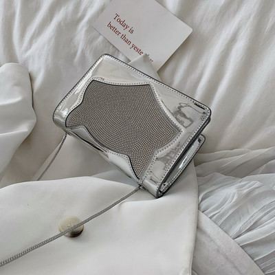 Μοντέρνα γυναικεία τσάντα σε δύο χρώματα με διακοσμητικές πέτρες και μια μεγάλη μεταλλική λαβή δύο μεγέθη