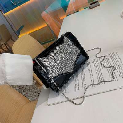 Μοντέρνα γυναικεία τσάντα σε δύο χρώματα με διακοσμητικές πέτρες και μια μεγάλη μεταλλική λαβή δύο μεγέθη