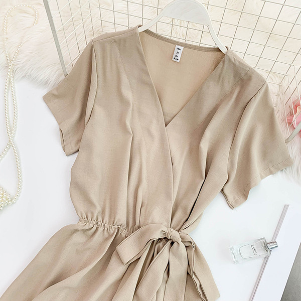 Κομψή γυναικεία φόρμα με κορδέλα και V-neckline