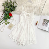 Salopetă de damă modernă cu o panglică în alb și negru