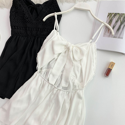 Salopetă de damă modernă cu o panglică în alb și negru