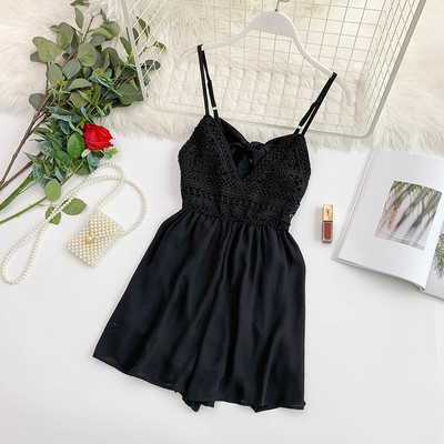 Salopetă de damă modernă cu o panglică în alb și negru