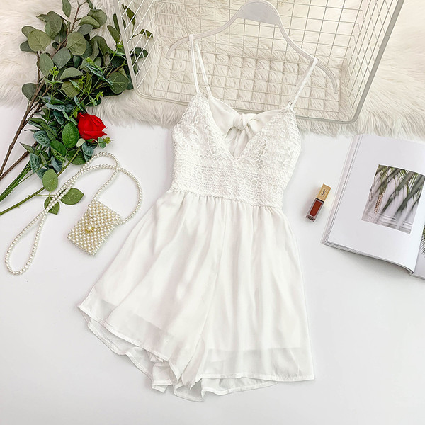 Salopetă de damă modernă cu o panglică în alb și negru