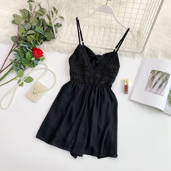 Salopetă de damă modernă cu o panglică în alb și negru