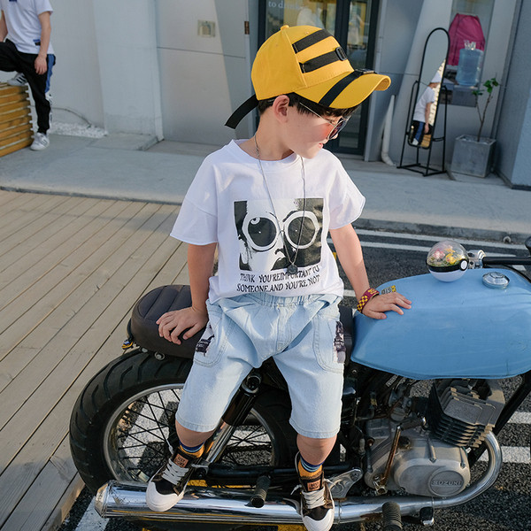 Modern, rátéttel ellátott gyerekpóló fiúknak