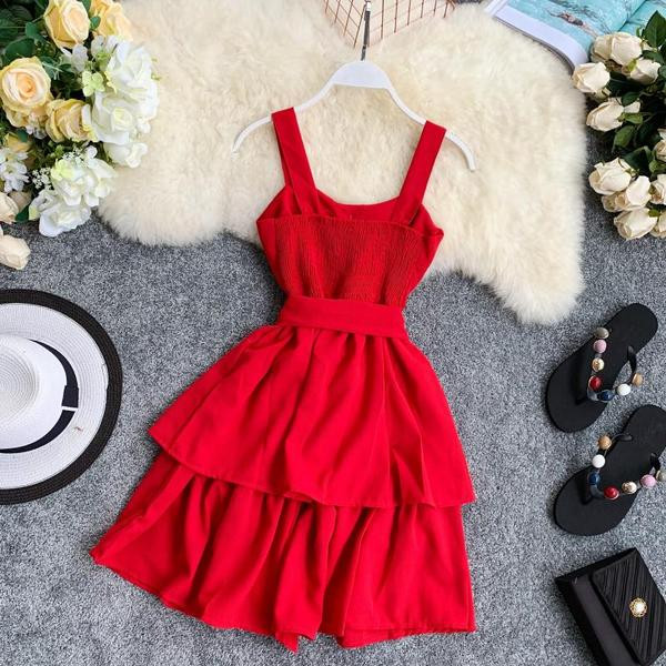 Modern női ruha vastag pántokkal és gombokkal több színben