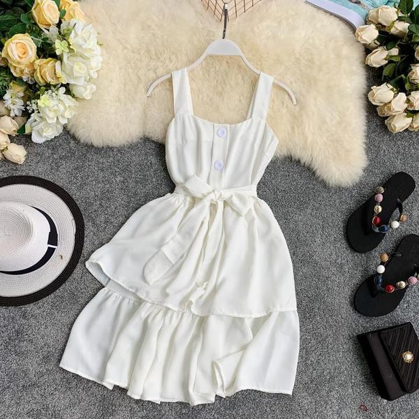 Modern női ruha vastag pántokkal és gombokkal több színben