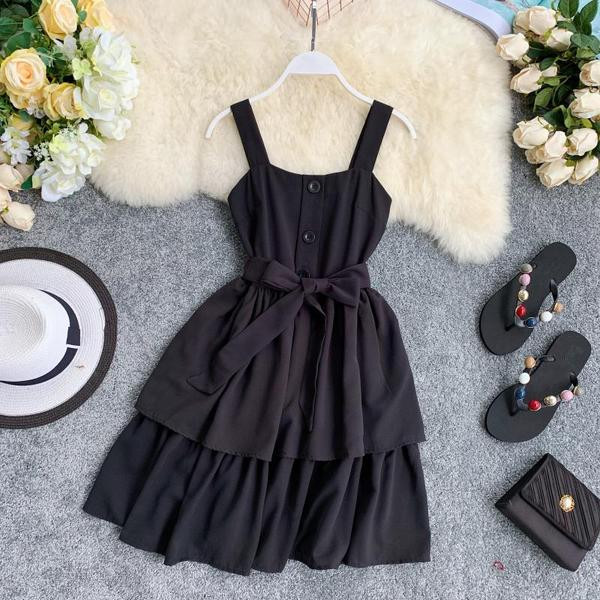 Modern női ruha vastag pántokkal és gombokkal több színben