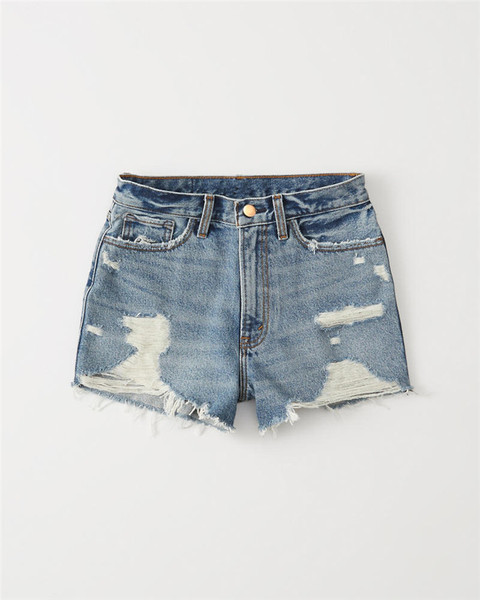 Σύντομα παντελόνια τζιν με υψηλή μέση και σκισμένα σχέδια σε μπλε χρώμα