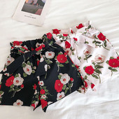 Női rövidnadrág új modellje fehér és fekete színben, virágmintával