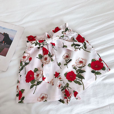 Női rövidnadrág új modellje fehér és fekete színben, virágmintával