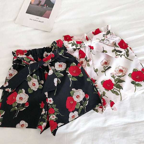 Női rövidnadrág új modellje fehér és fekete színben, virágmintával