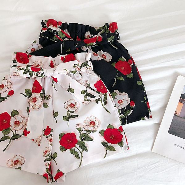Női rövidnadrág új modellje fehér és fekete színben, virágmintával