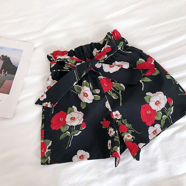 Női rövidnadrág új modellje fehér és fekete színben, virágmintával